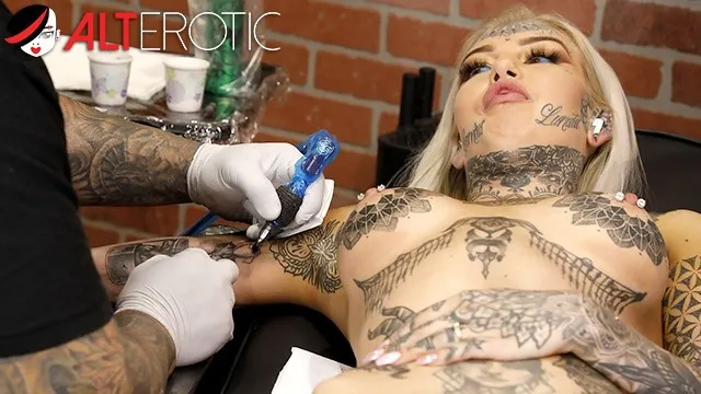Slutty Blonde Masturbates During A Tattoo Session