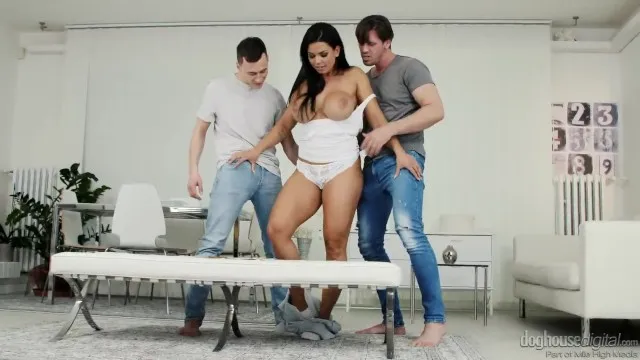 Chloe Lamour  Двойное Проникновение Студентов и Зрелой Грудастой Мадам