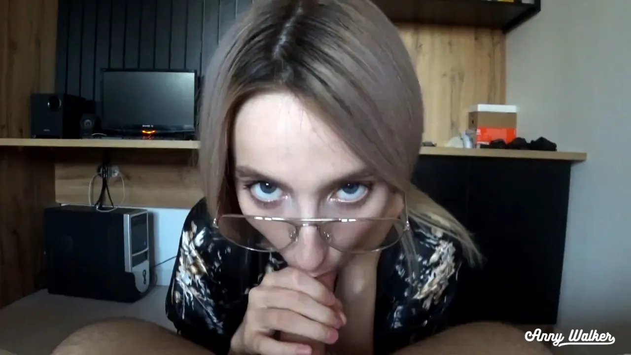 Трахнул Подругу Мачехи и Кончил Ей в Рот