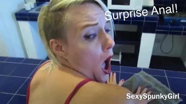 Милфа Докрутилась Своей Жопой и Получила Анальный Секс на Кухне